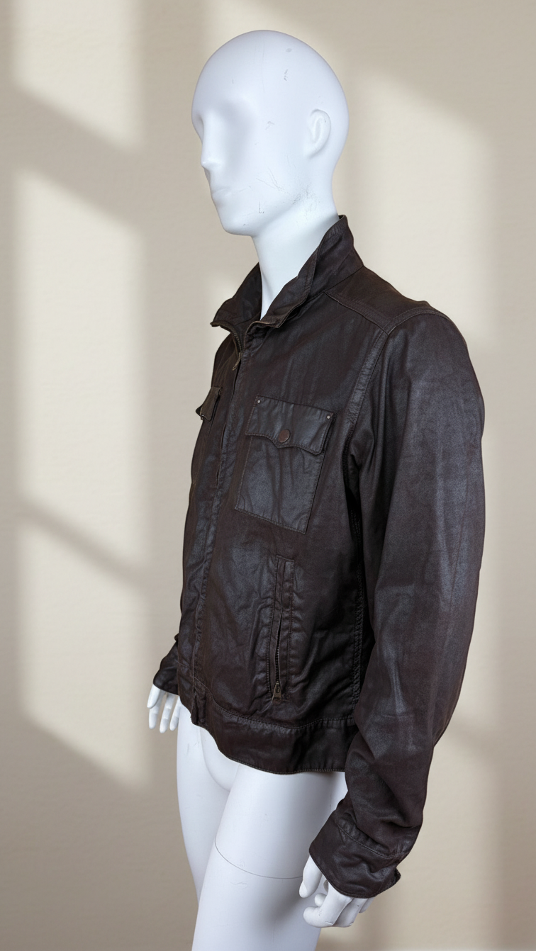 Blouson vintage marron foncé Frippindealz en coton et cuir synthétique sur mannequin, vue de profil
