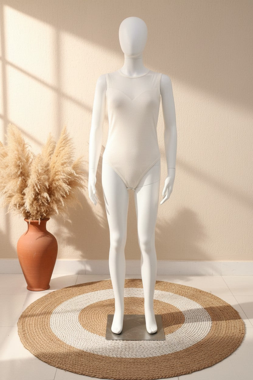 Body blanc Frippindealz en polyester avec empiècement en tulle et décolleté en cœur sur mannequin