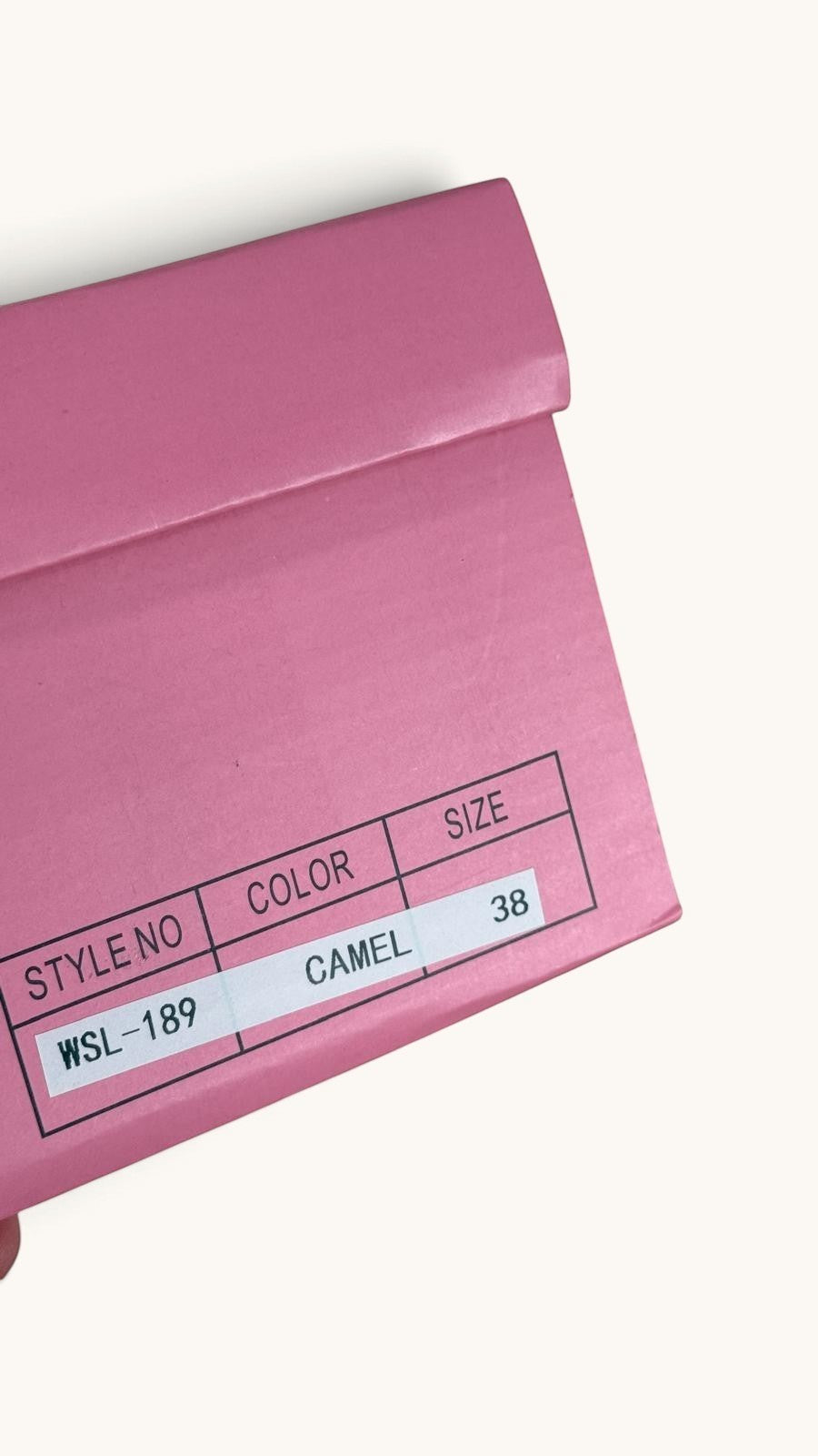 Boîte à chaussures rose Frippindealz avec étiquette indiquant le modèle camel taille 38
