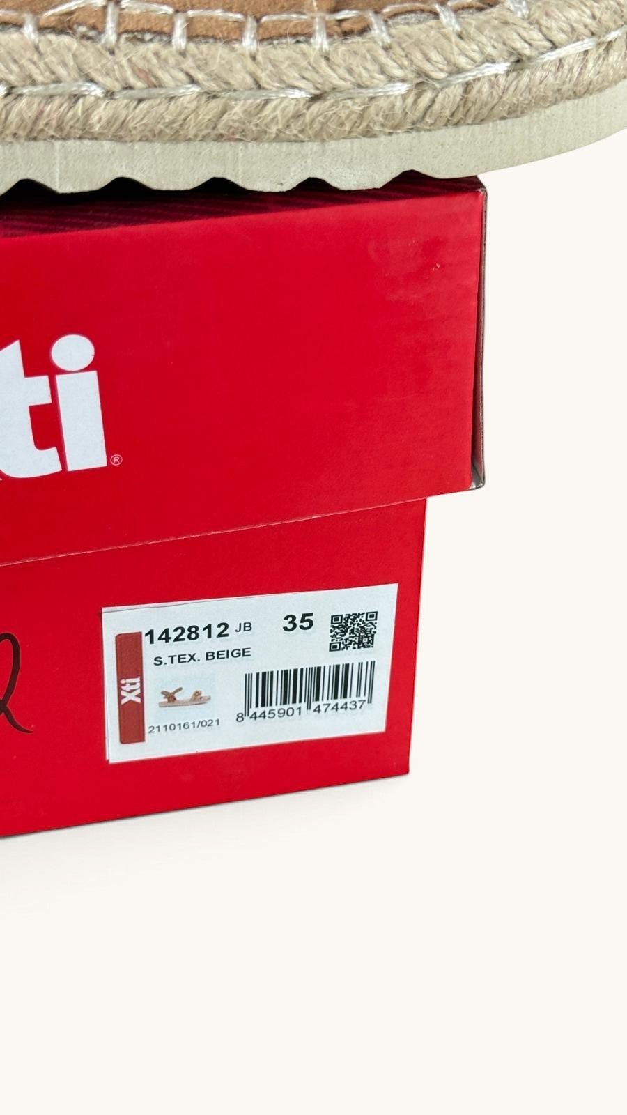 Boîte à chaussures rouge Frippindealz avec étiquette de sandales espadrilles plateforme Xti beige taille 35