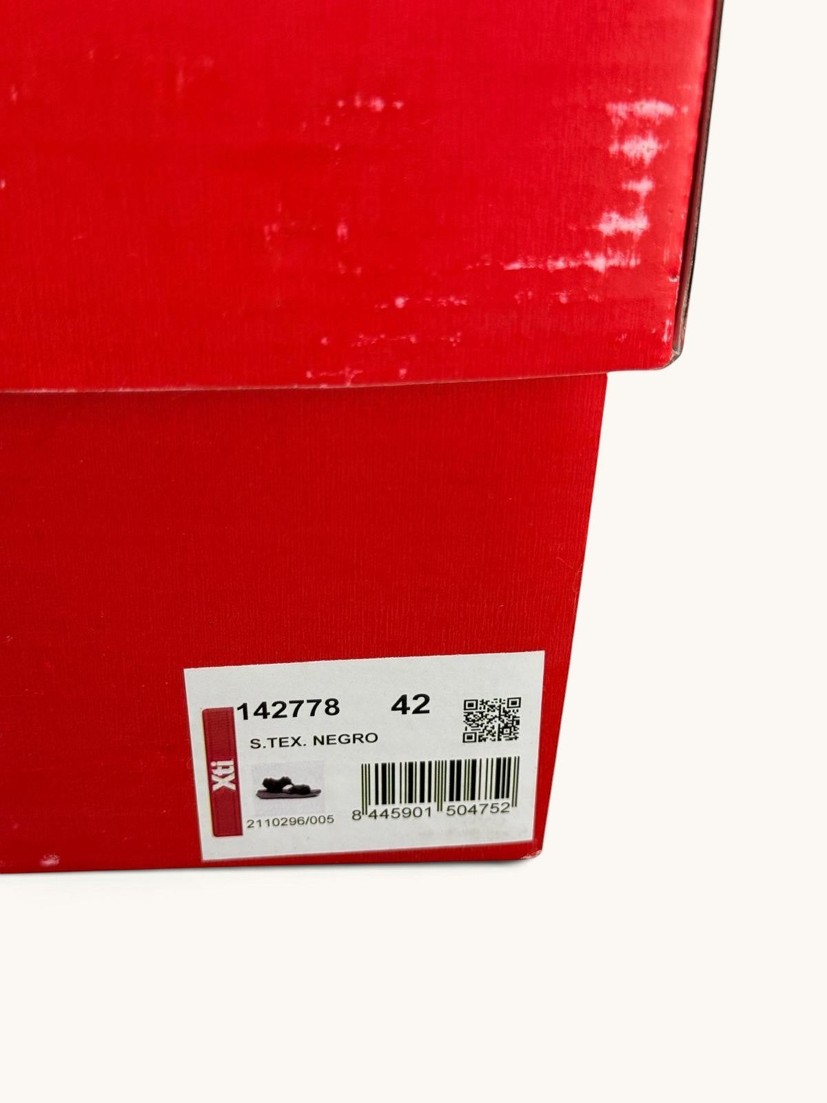 Boîte à chaussures rouge Frippindealz pour sandales de sport noires Xti taille 42 avec étiquette descriptive
