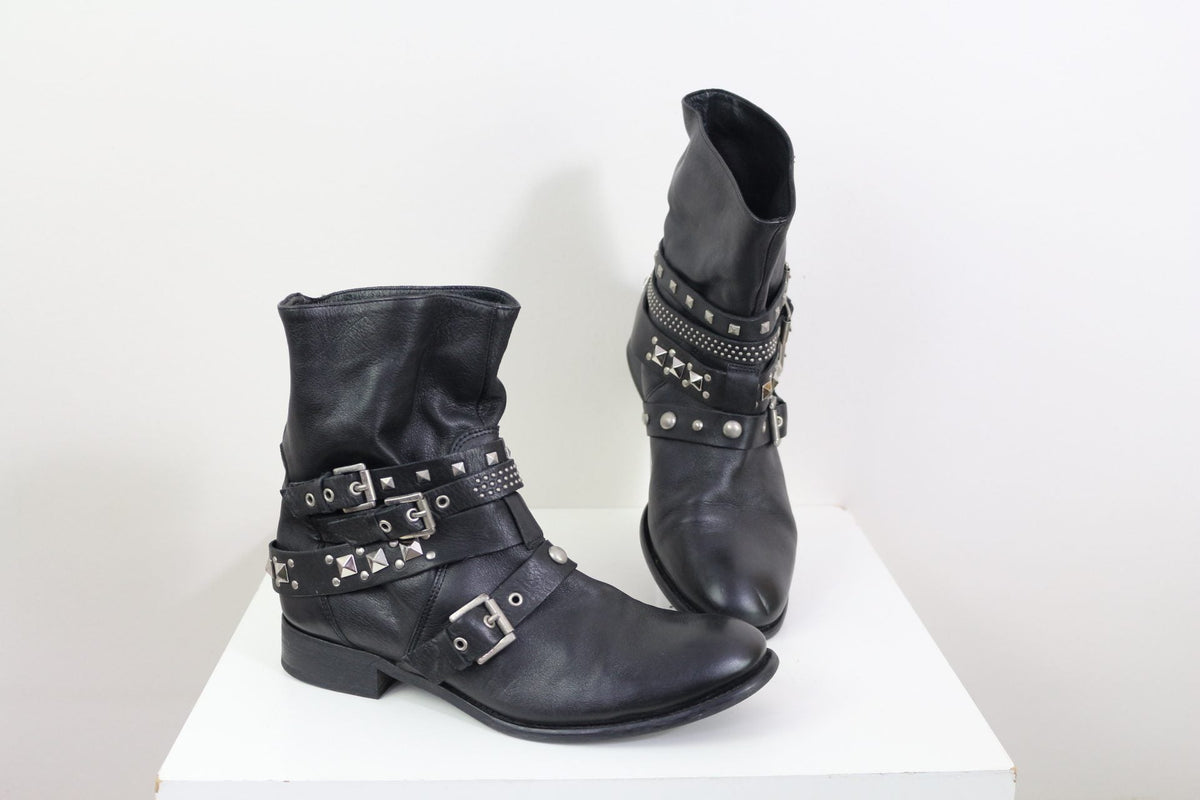 Bottes biker Frippindealz en cuir noir pour femme avec brides à clous argentés et boucles métalliques