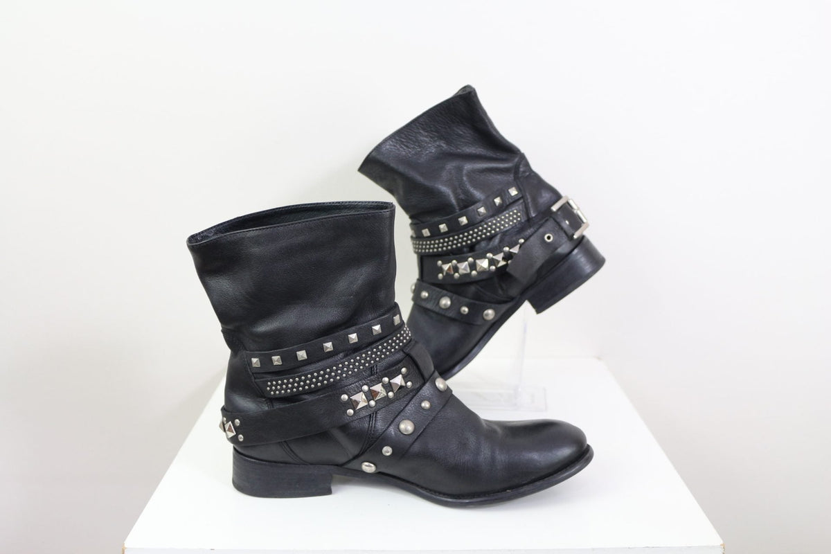 Bottes biker Frippindealz en cuir noir pour femme avec détails de clous argentés et brides décoratives