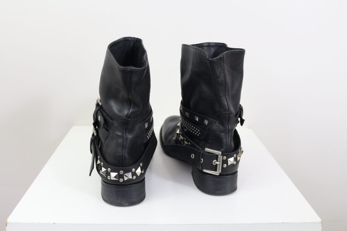 Bottes biker Frippindealz en cuir noir avec clous argentés et boucles métalliques, vue arrière