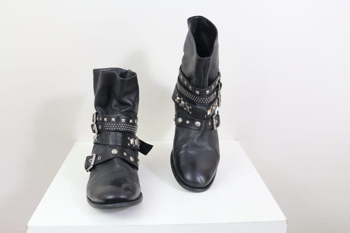 Bottes biker Frippindealz en cuir noir pour femme avec brides cloutées argentées et boucles métalliques