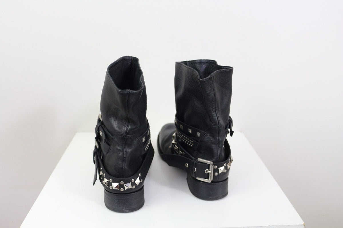 Bottes biker Frippindealz en cuir noir avec clous argentés et boucles métalliques, vue arrière