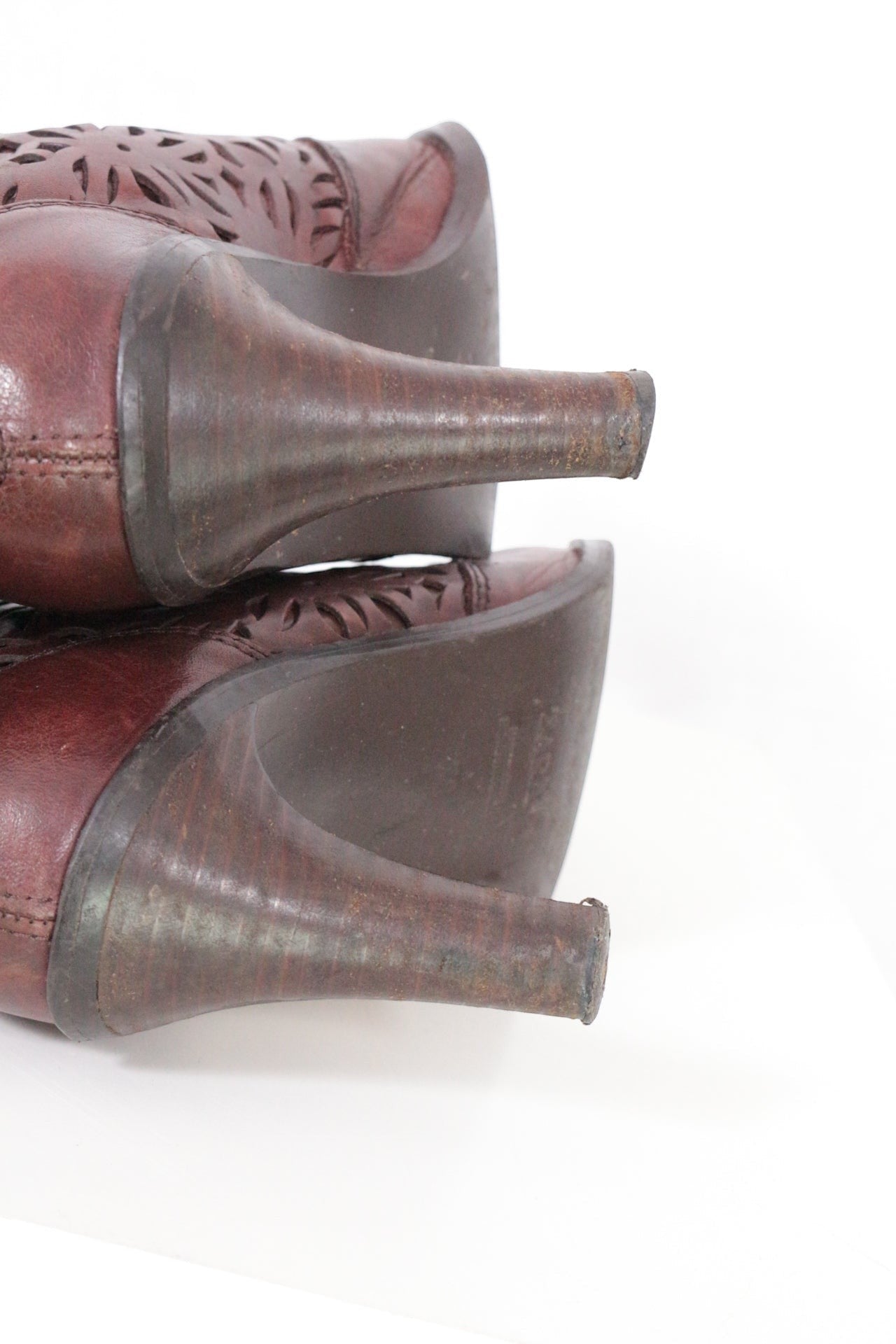 Frippindealz Bottes Zara en cuir bordeaux perforé, talon haut 8cm, style bohème western T38