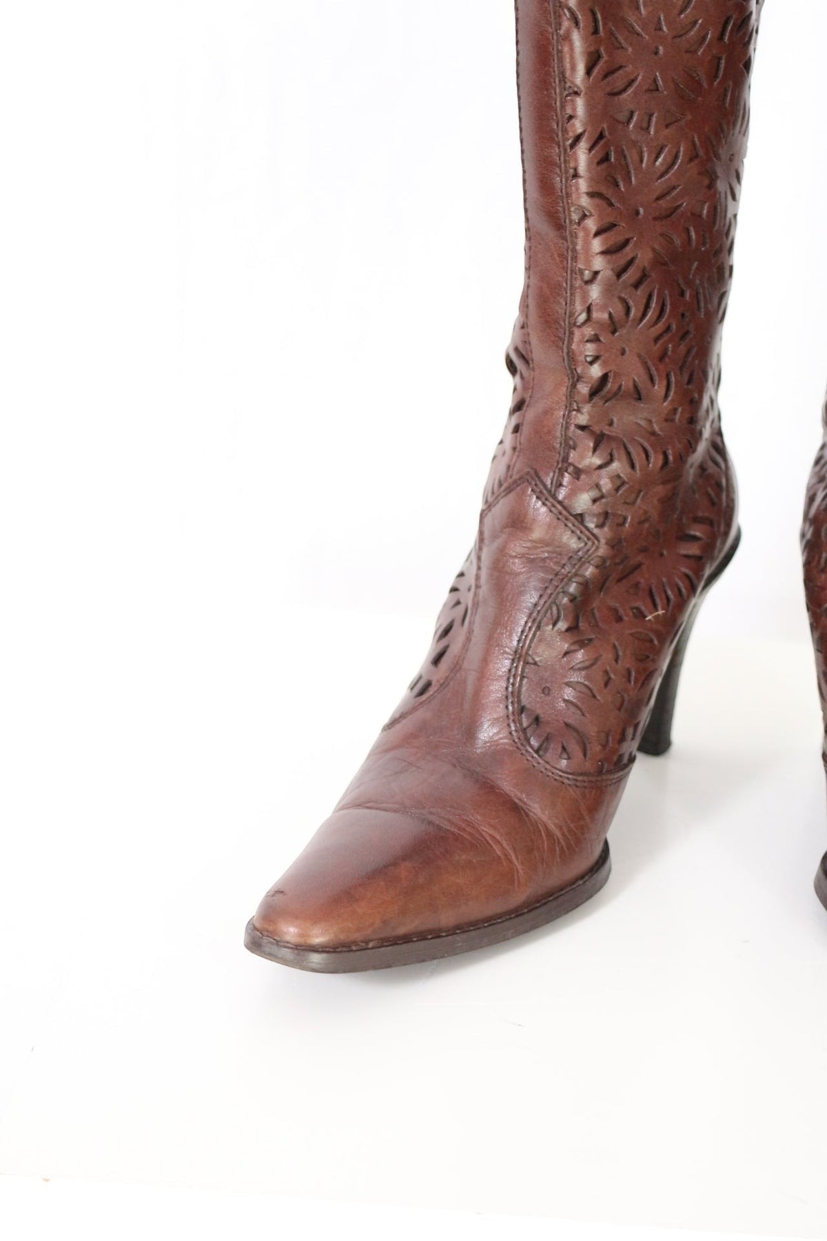 Frippindealz Bottes Zara en cuir bordeaux perforé, talons hauts, style bohème western, pointure 38.