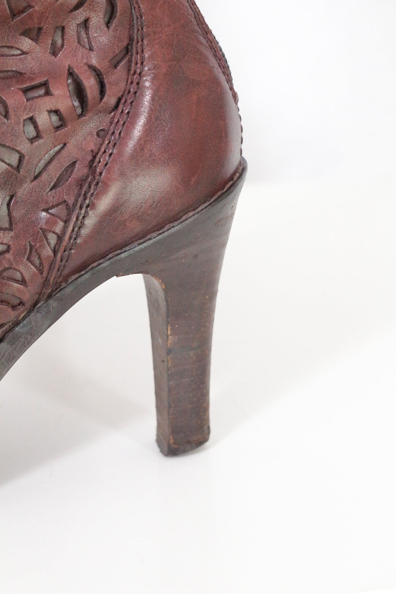 Bottes Zara en cuir bordeaux perforé, talon haut de 8 cm, style bohème western, pointure 38.