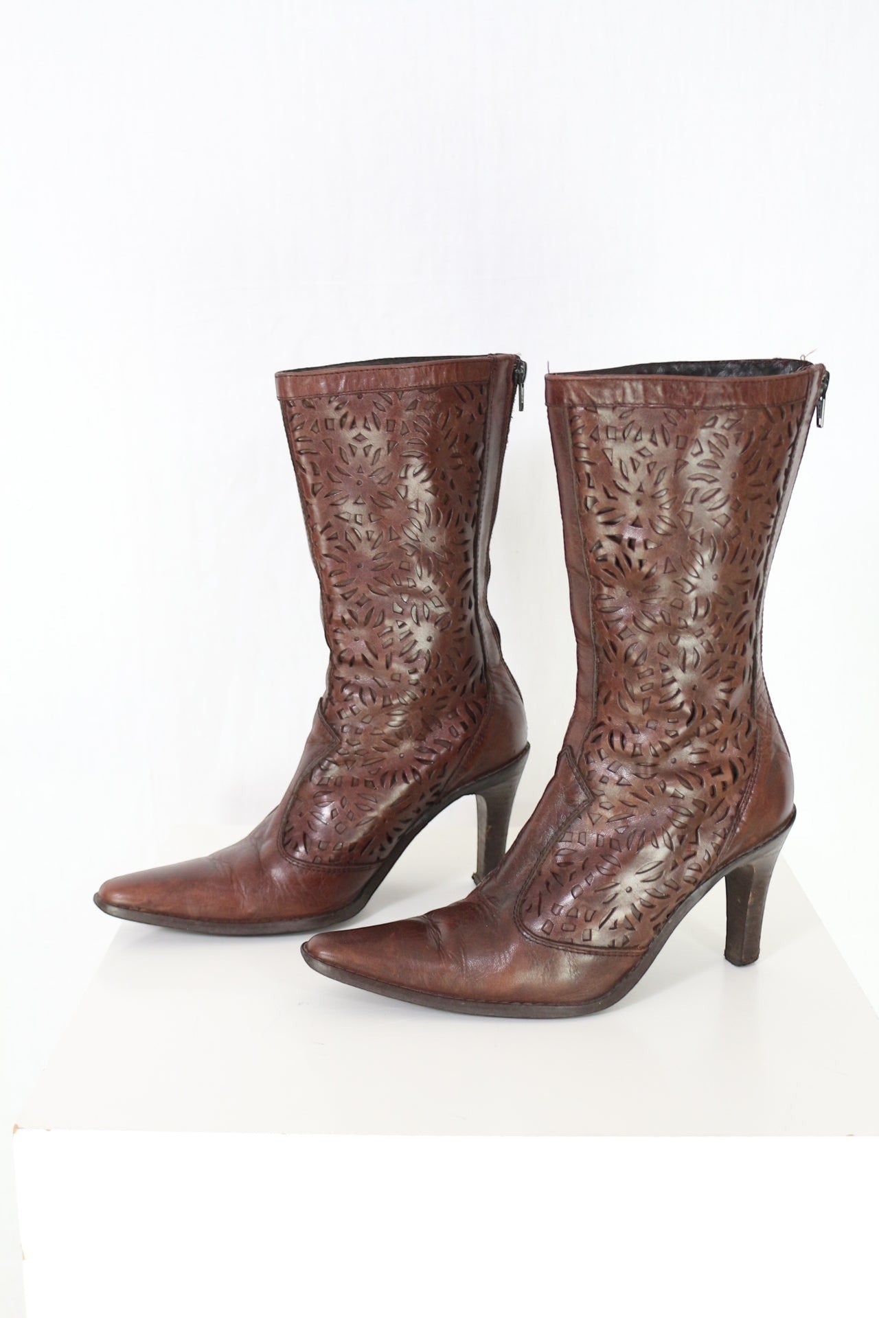 Frippindealz Bottes en cuir bordeaux perforé Zara, pointure 38, talon haut 8cm, style bohème western.