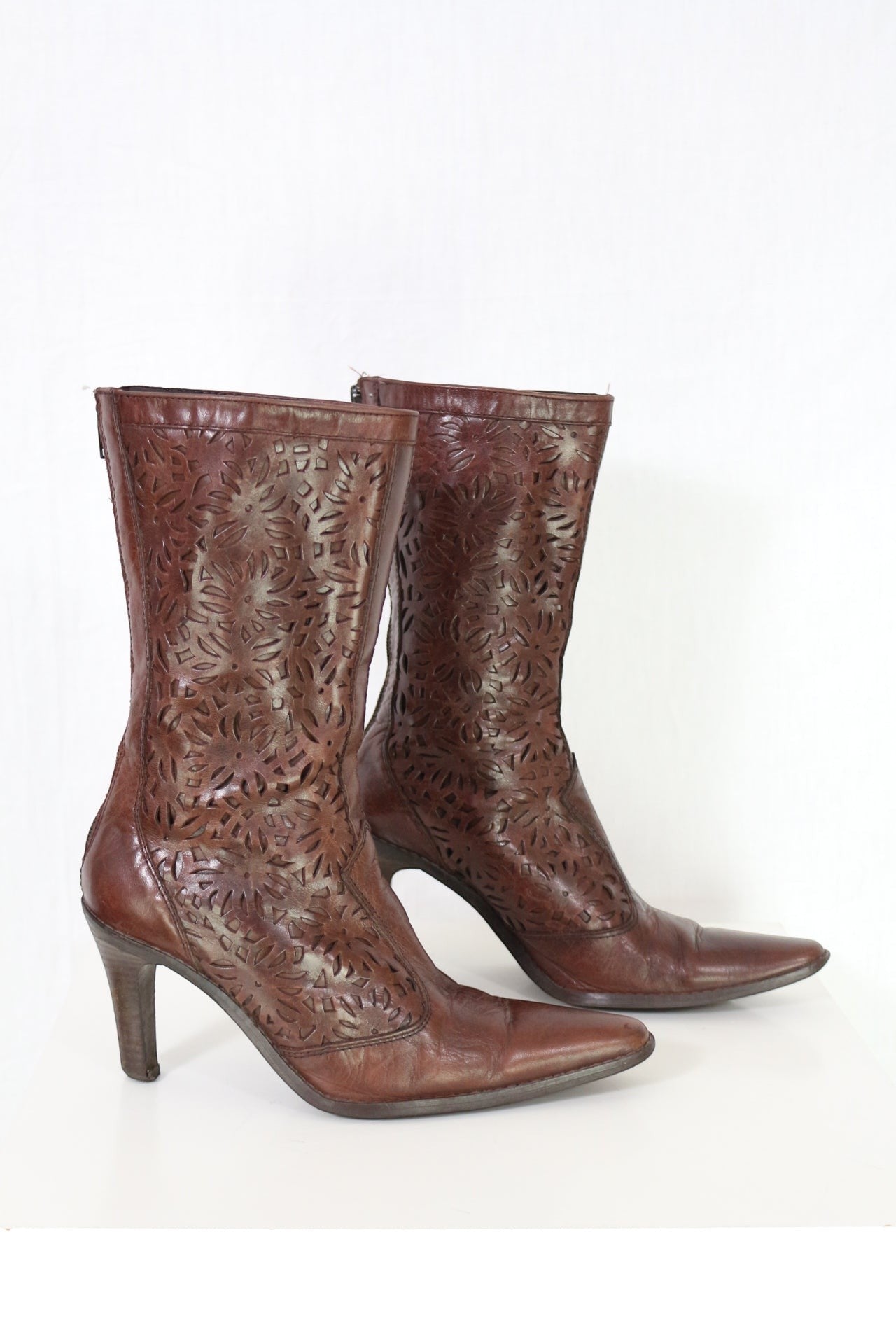 Frippindealz Bottes en cuir bordeaux perforé à talons hauts, style bohème western, pointure 38