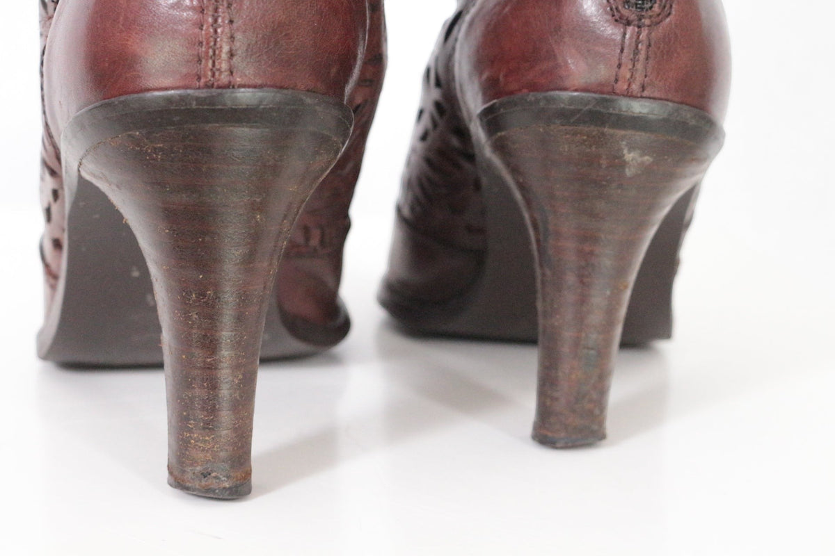Frippindealz Bottes Zara en cuir bordeaux perforé, talons hauts style western bohème, pointure 38.