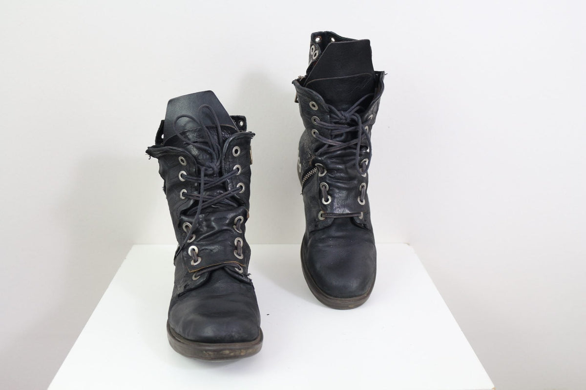 Bottes femme Frippindealz A.S.98 en cuir noir avec lacets et œillets métalliques décoratifs