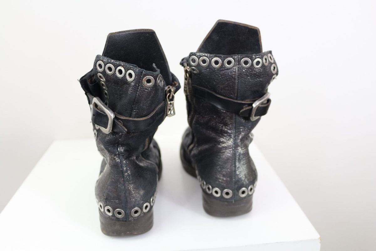 Bottes femme Frippindealz A.S.98 en cuir noir avec œillets métalliques décoratifs et boucle réglable, vue arrière.