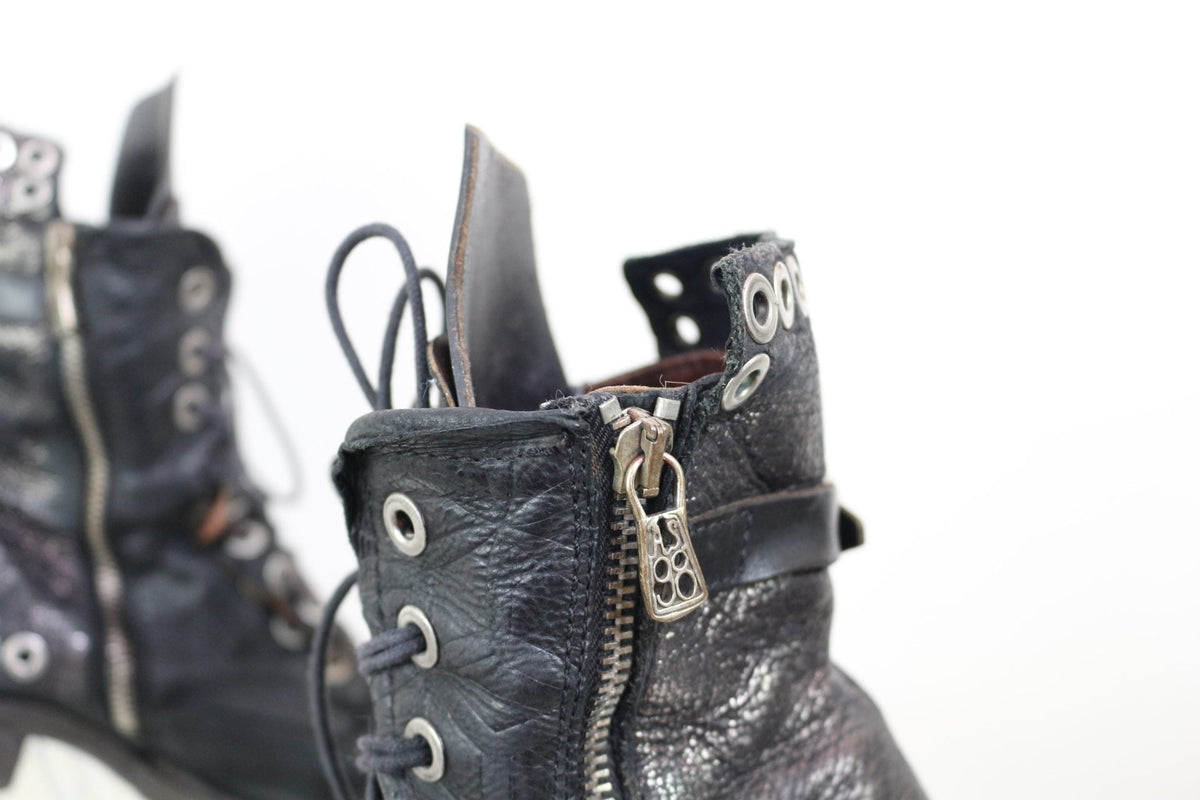 Bottes femme Frippindealz A.S.98 en cuir noir avec œillets métalliques, lacets et fermeture éclair latérale