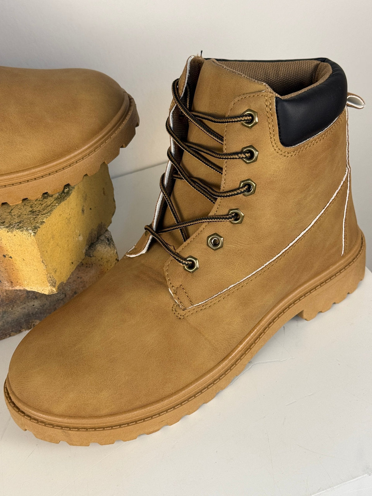 Bottes Frippindealz pour homme marron clair avec col noir, lacets ronds et semelle crantée robuste