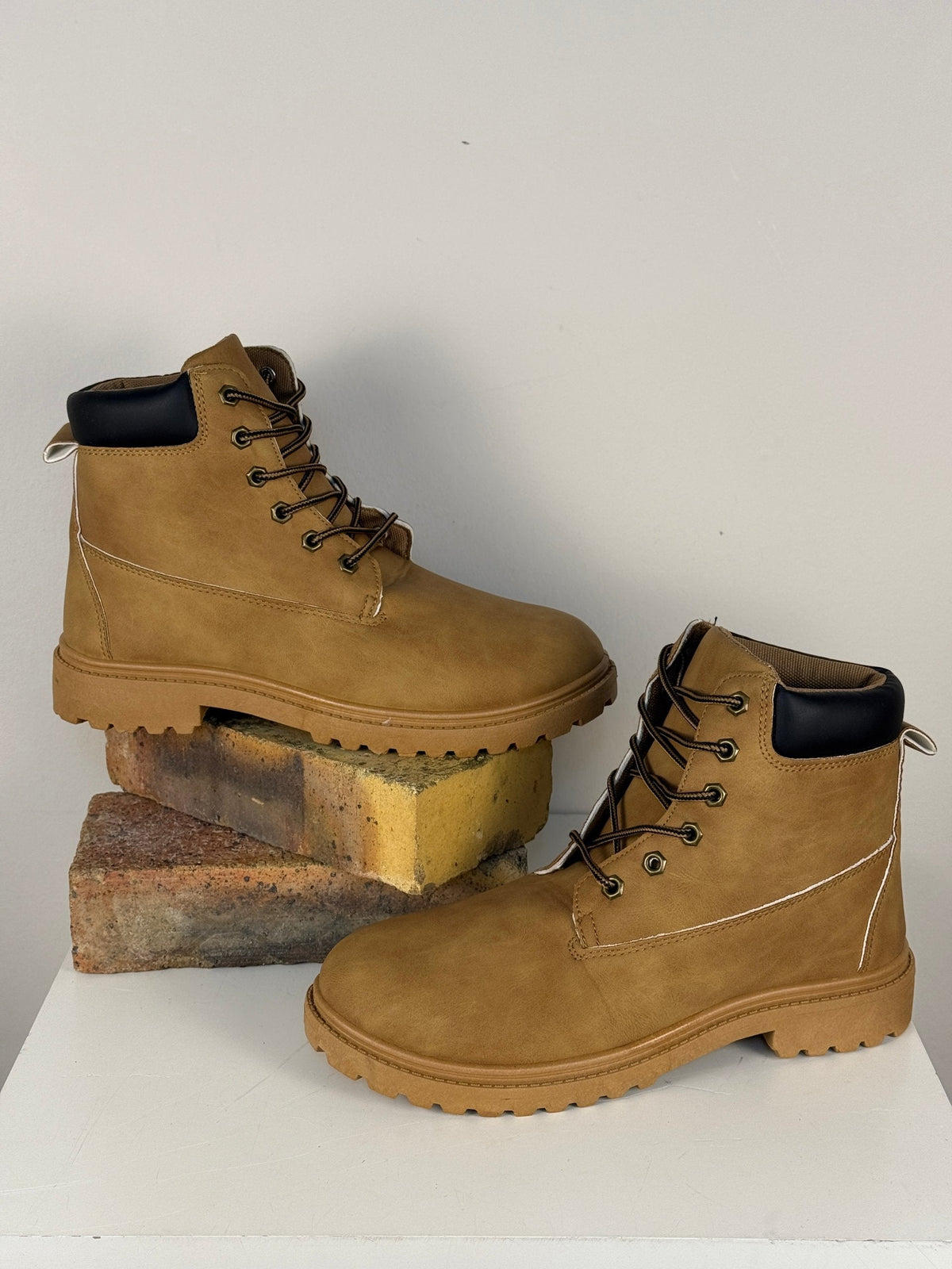 Bottes Frippindealz pour homme en aspect cuir marron clair avec col noir, lacets robustes et semelle crantée