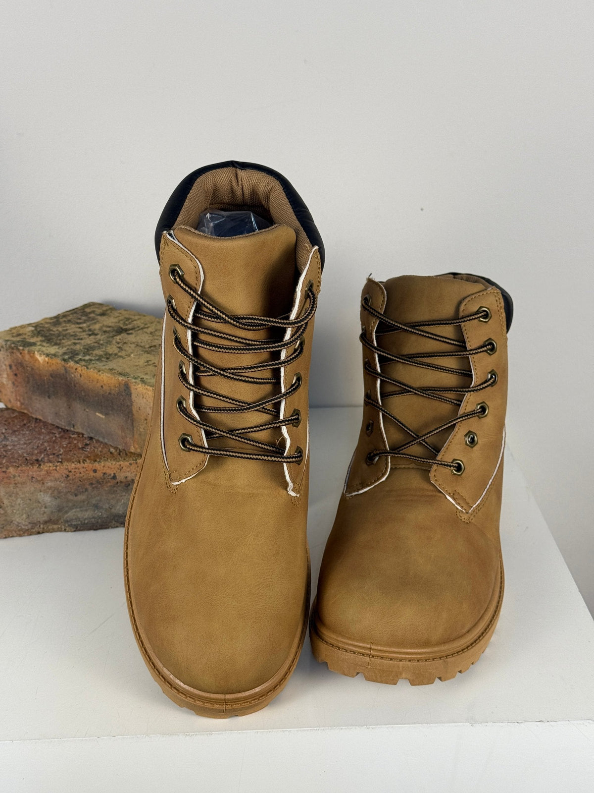 Bottes Frippindealz pour homme marron clair avec col noir, lacets ronds robustes et semelle crantée