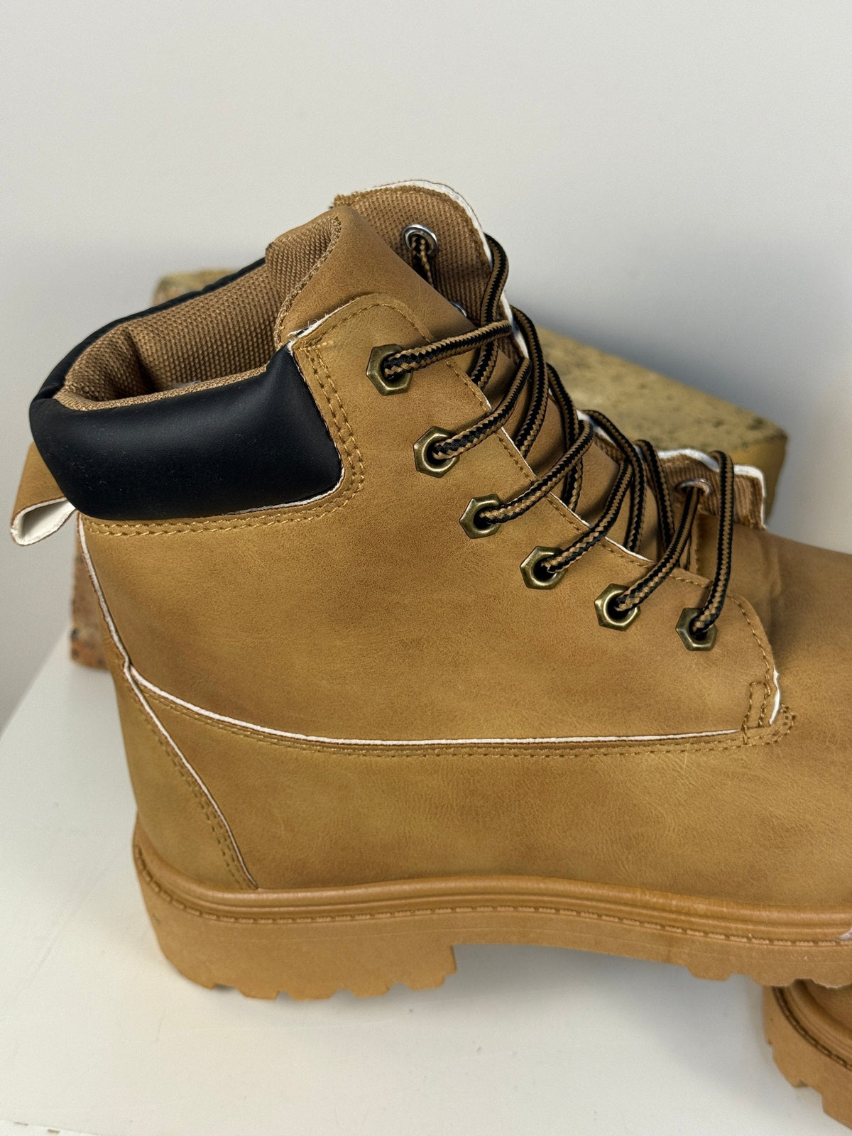 Bottes Frippindealz pour homme en aspect cuir marron clair avec col noir, lacets robustes et œillets métalliques