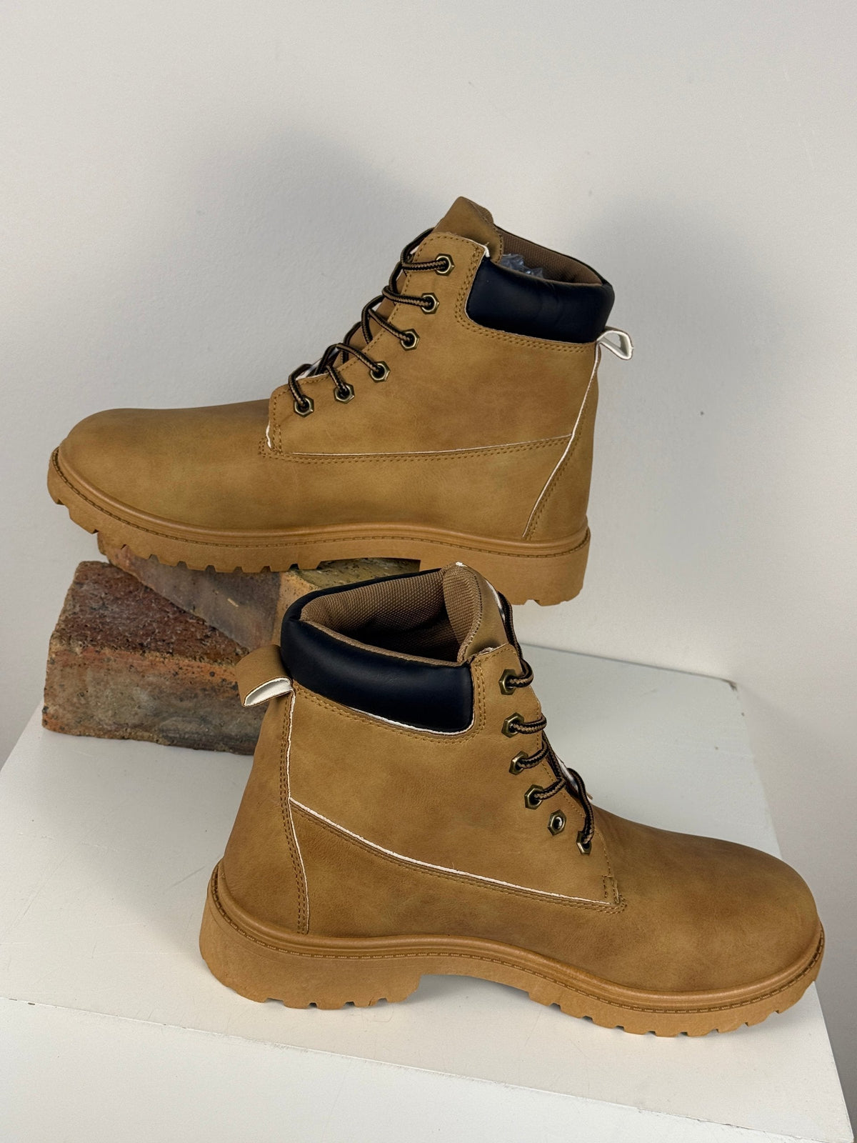Bottes Frippindealz pour homme marron clair avec col noir, lacets robustes et semelle crantée antidérapante
