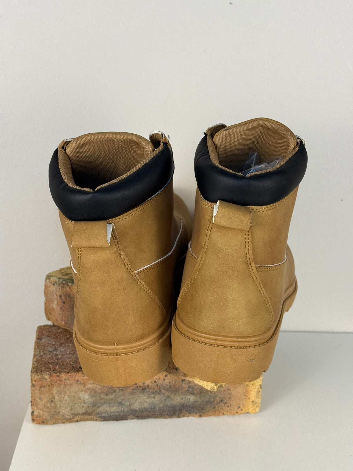 Vue arrière des bottes Frippindealz marron clair pour homme avec col rembourré noir et semelle robuste