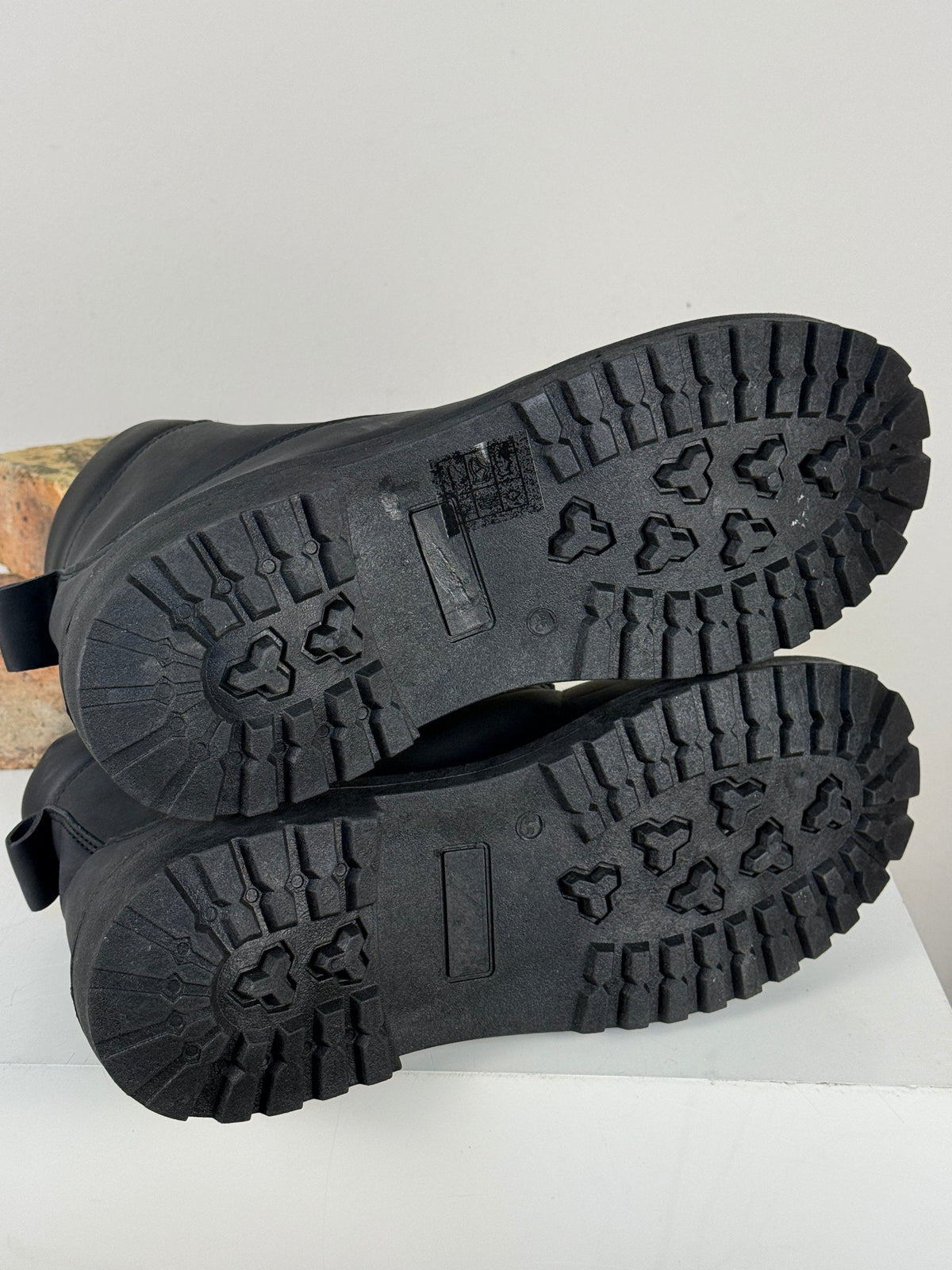 Semelles crantées en caoutchouc noir des bottes Frippindealz pour une adhérence optimale