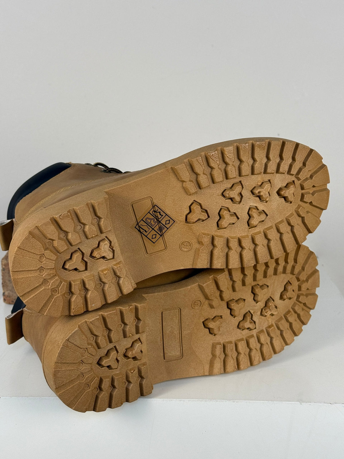 Semelles crantées en caoutchouc marron de bottes Frippindealz pour homme avec détails de texture antidérapante