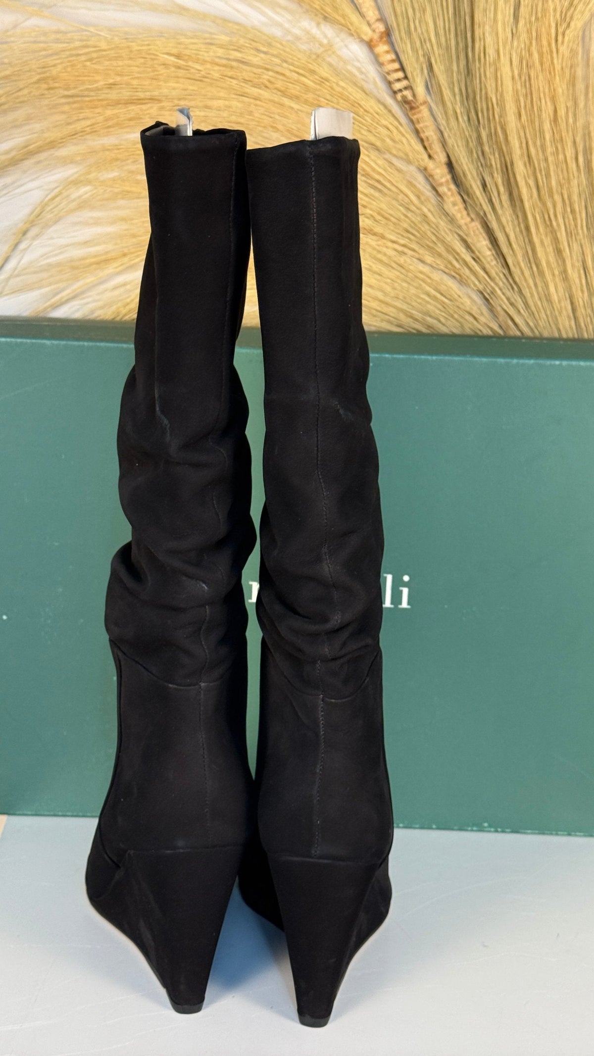 Bottes Frippindealz Minelli en nubuck noir avec talon compensé, vue arrière, élégantes et confortables