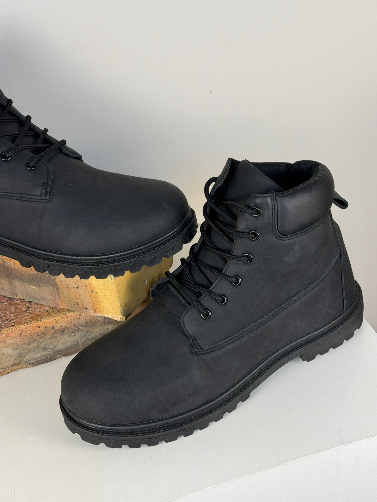 Bottes Frippindealz pour homme en cuir synthétique noir avec lacets et semelles épaisses crantées pour la randonnée