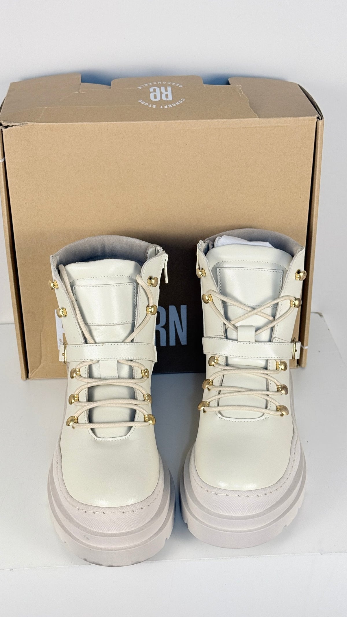 Bottes Frippindealz Reborn beige en cuir et suède avec lacets, œillets dorés et boucle décorative, vue de face