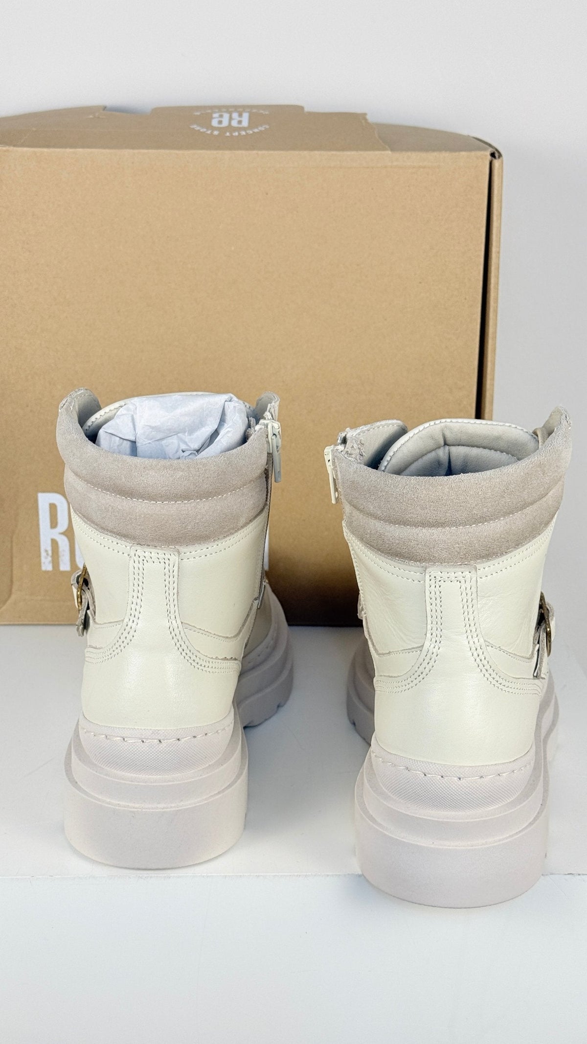 Vue arrière des bottes Frippindealz Reborn beige en cuir et suède avec semelle épaisse et fermeture éclair latérale