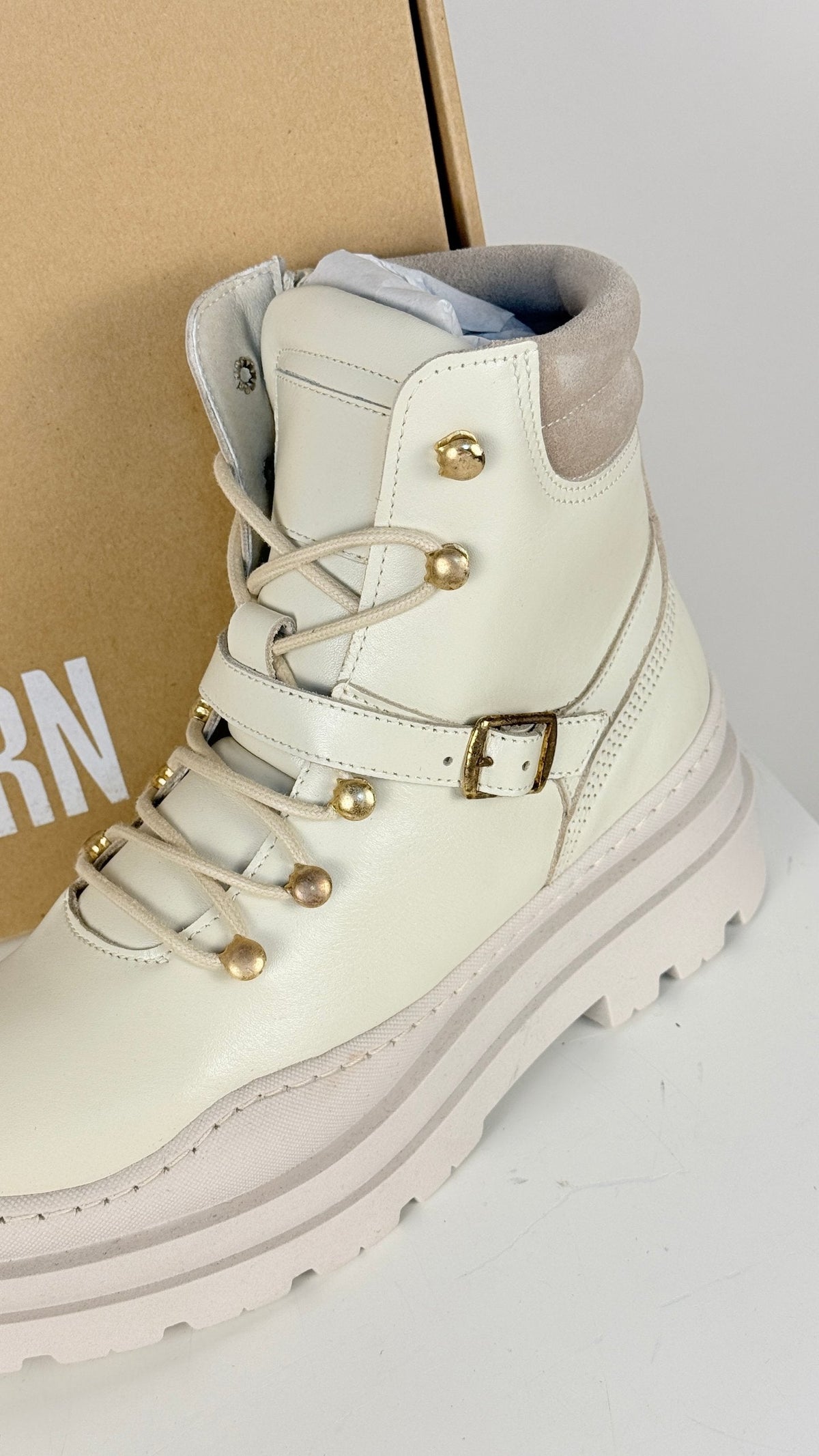 Bottes Frippindealz Reborn beige en cuir et suède avec lacets, œillets dorés et boucle latérale décorative