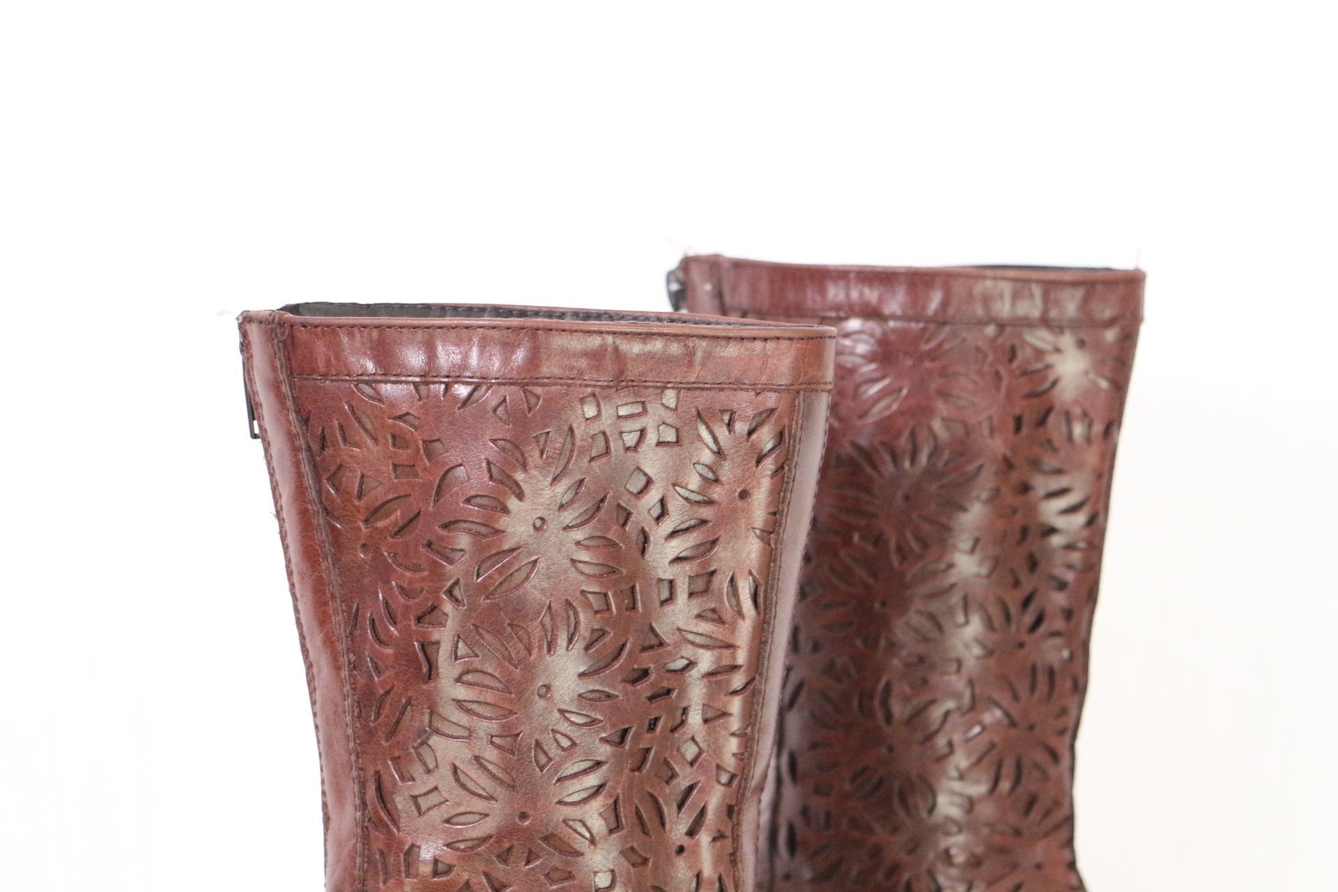 Frippindealz Bottes Zara en cuir bordeaux perforé, style bohème western, talon haut 8cm, pointure 38.