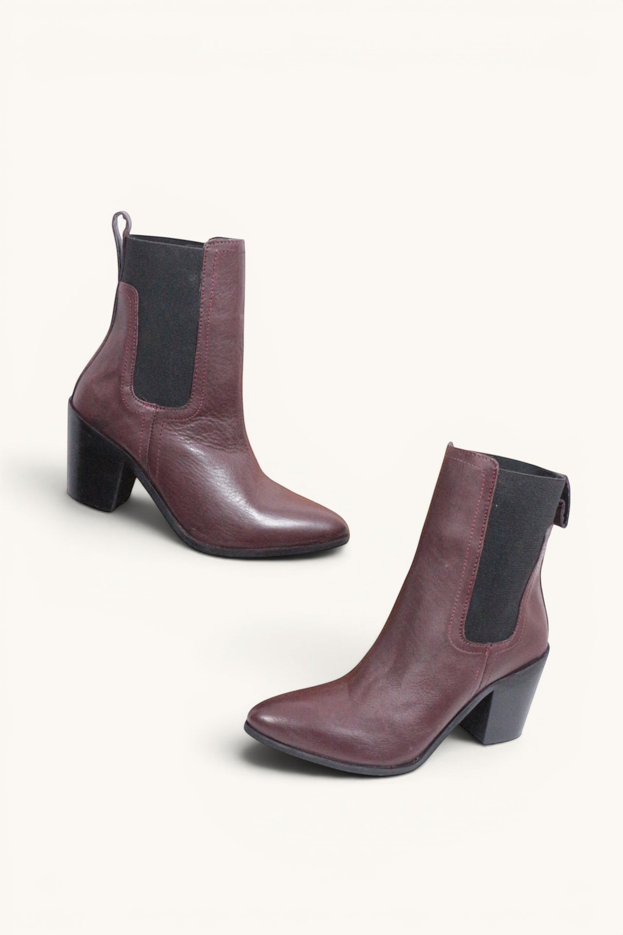 Frippindealz Bottines Chelsea en cuir bordeaux à talon bloc de 7 cm, neuves avec boîte.