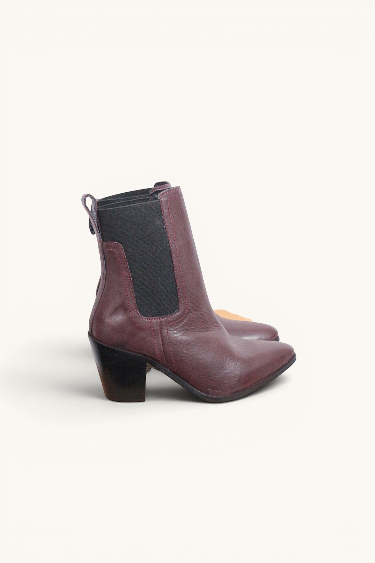 Frippindealz Bottines Chelsea en cuir bordeaux, talon bloc 7 cm, bout pointu, empiècements élastiqués noirs, tirant arrière.