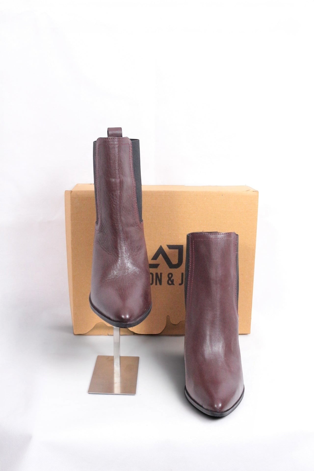 Frippindealz Bottines Chelsea en cuir bordeaux à talon bloc de 7 cm, bout pointu, empiècements élastiqués noirs et tirant arrière.