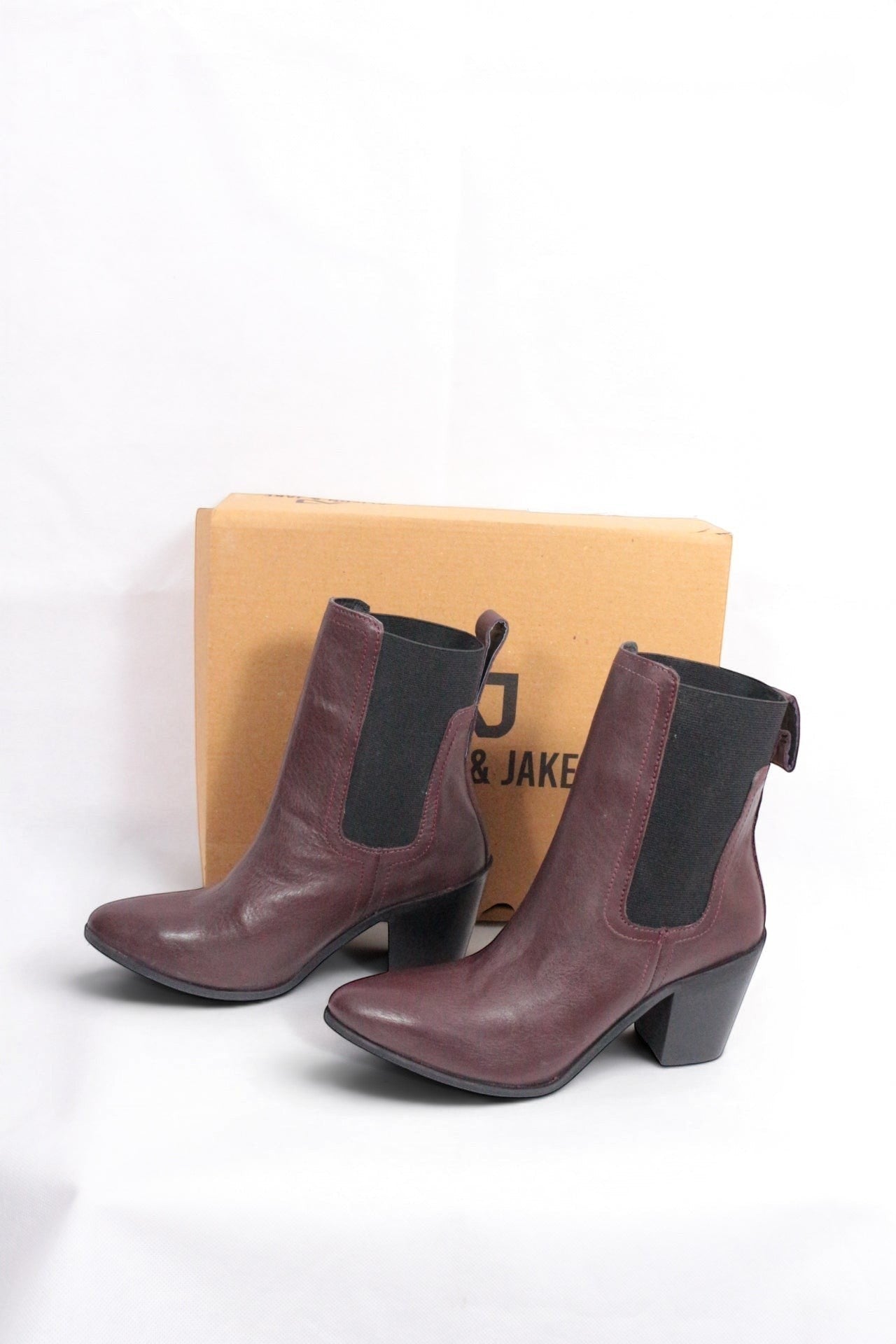Frippindealz Bottines Chelsea en cuir bordeaux à talon bloc de 7 cm, bout pointu, empiècements élastiqués noirs et tirant arrière.