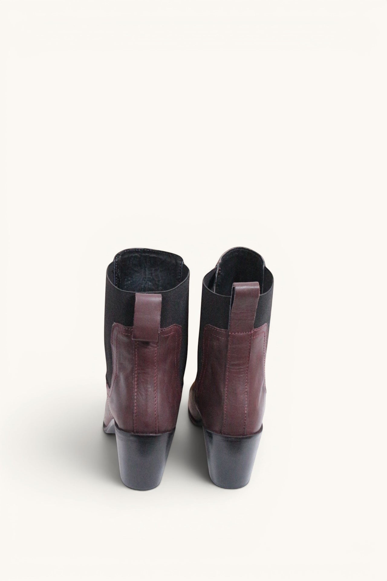 Frippindealz Bottines Chelsea en cuir bordeaux à talon bloc de 7 cm, neuves avec boîte.