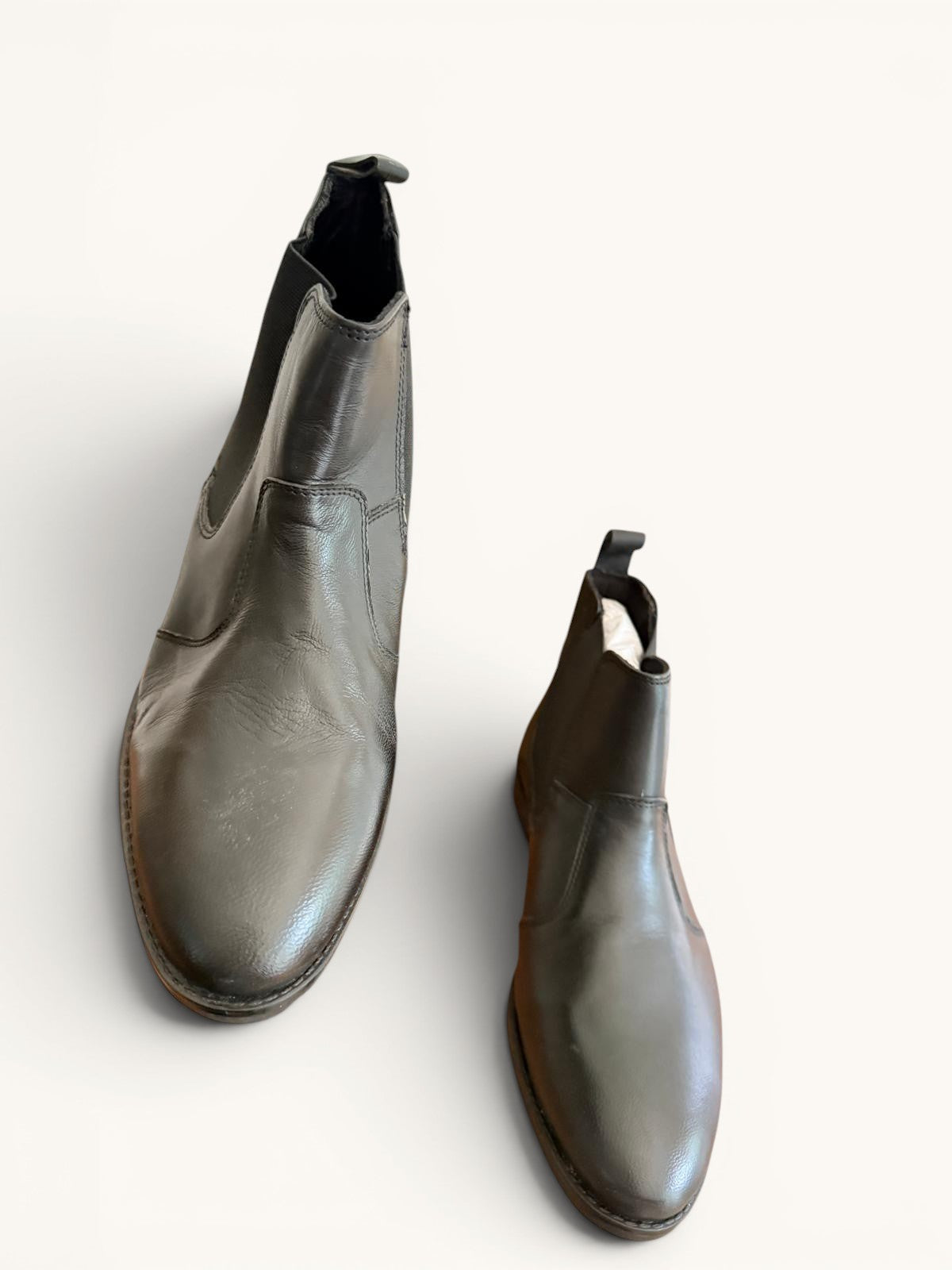 Frippindealz Bottines Chelsea en cuir marron foncé pour homme, neuves avec boîte, élastiques latéraux et tirant arrière.