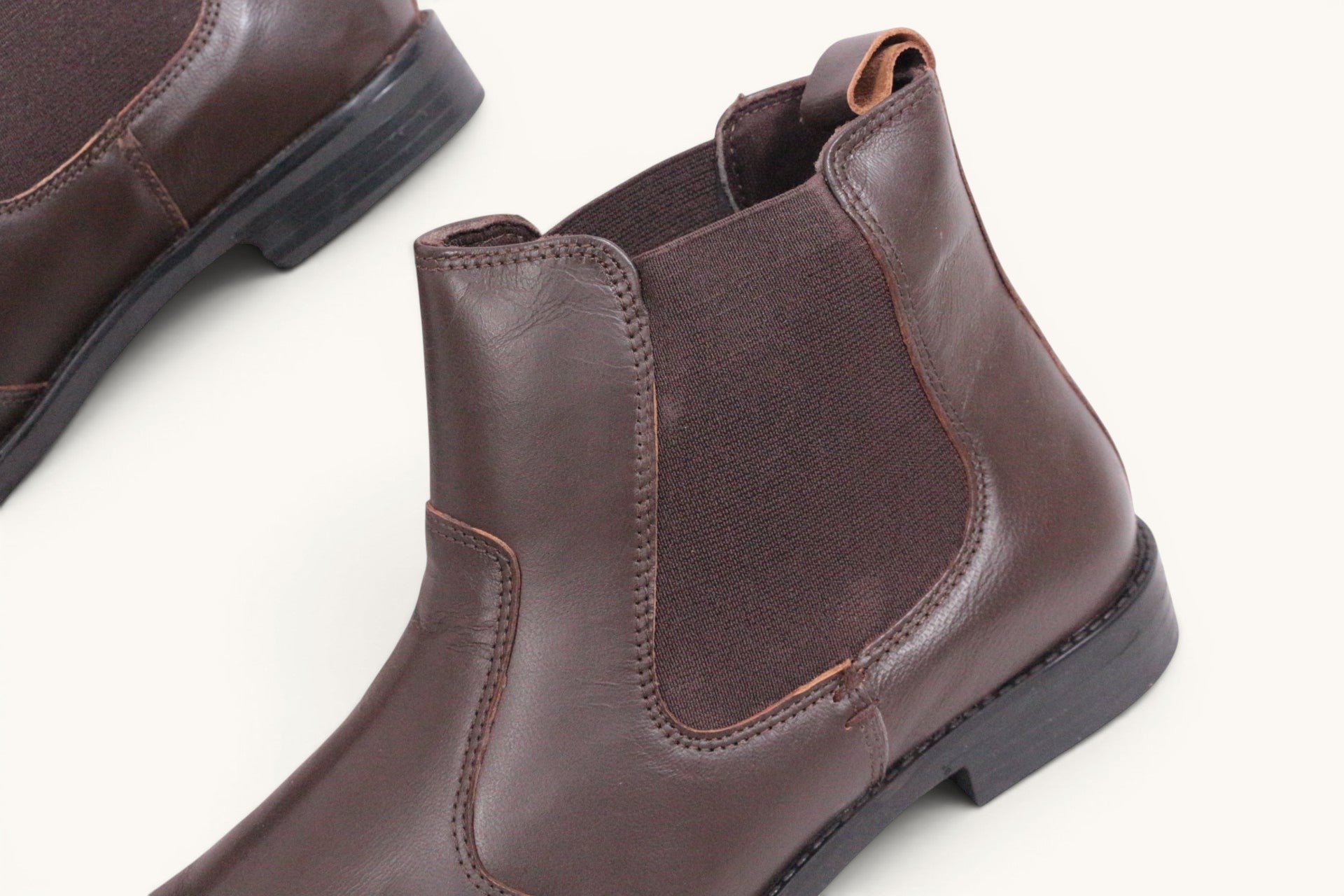 Frippindealz Bottines Chelsea en cuir marron foncé pour homme, neuves avec boîte, élastiques latéraux et tirant arrière.
