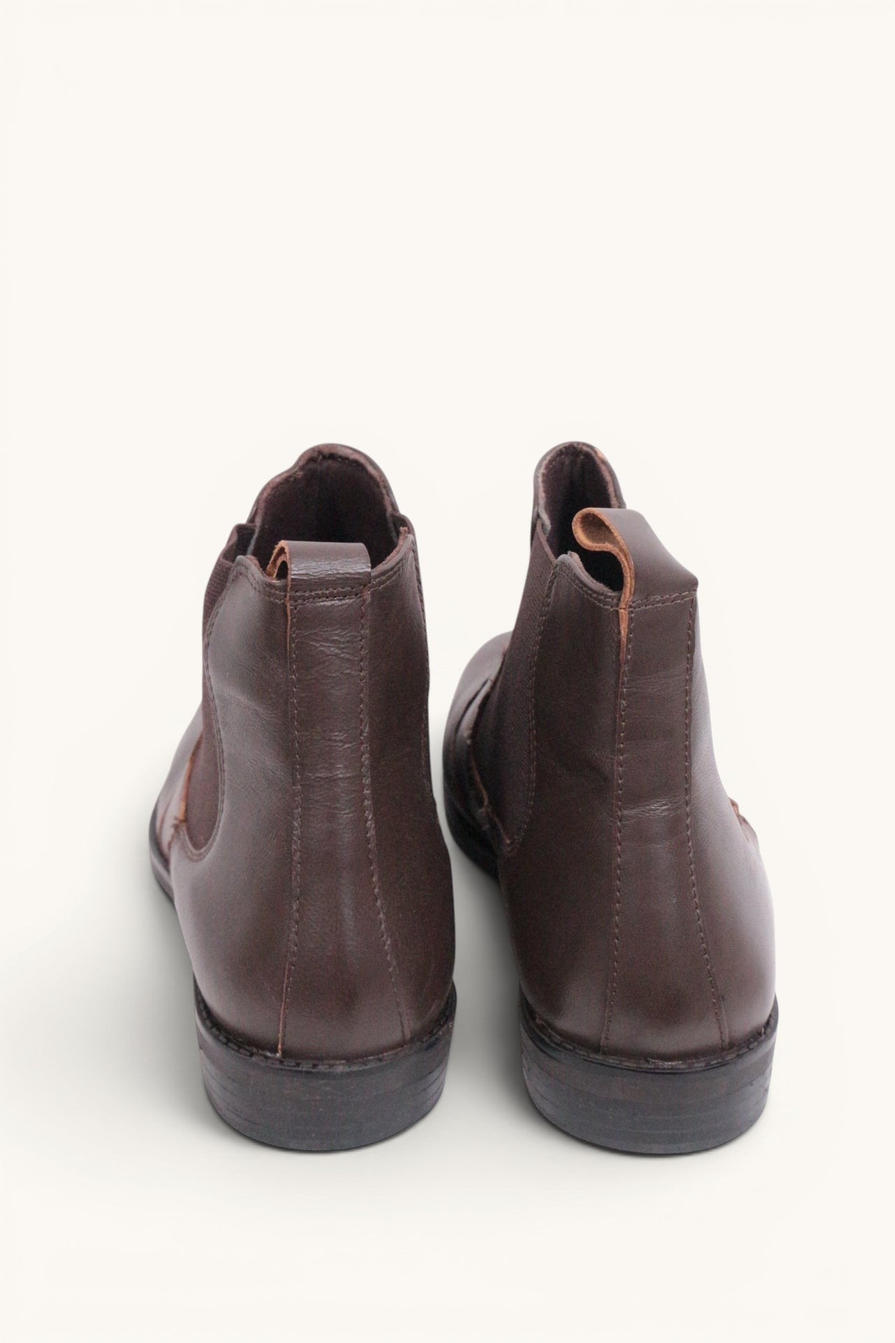Frippindealz Bottines Chelsea en cuir marron foncé pour homme, neuves avec boîte, élastiques latéraux et tirant arrière.