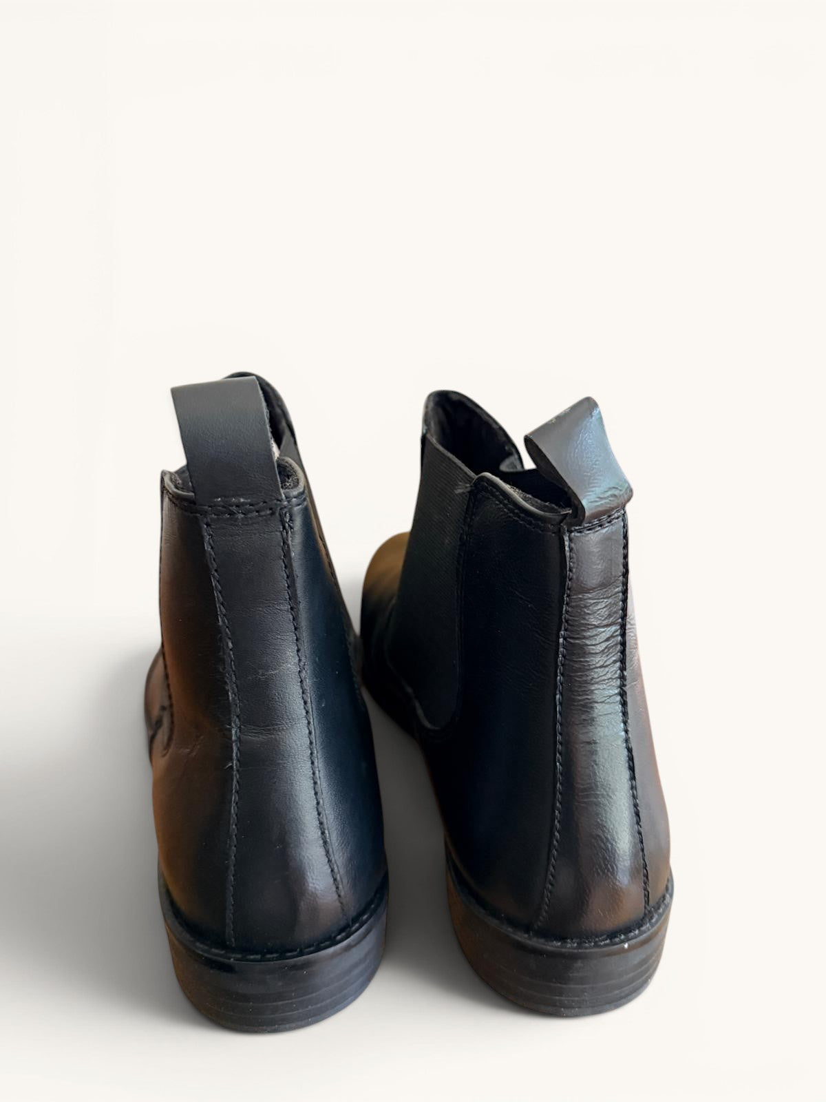 Frippindealz Bottines Chelsea en cuir marron foncé pour homme, neuves avec boîte, élastiques latéraux et tirant arrière.