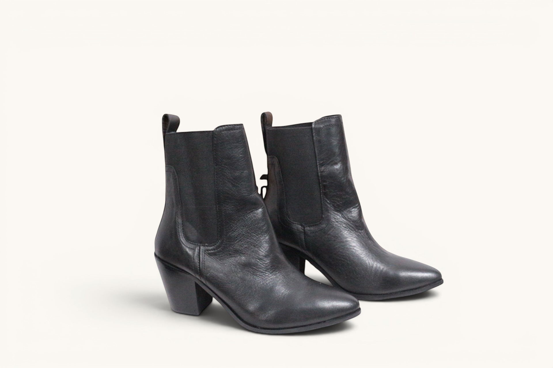 Frippindealz Bottines Chelsea en cuir noir talon bloc 7 cm, bout pointu, empiècements élastiqués, neuves.