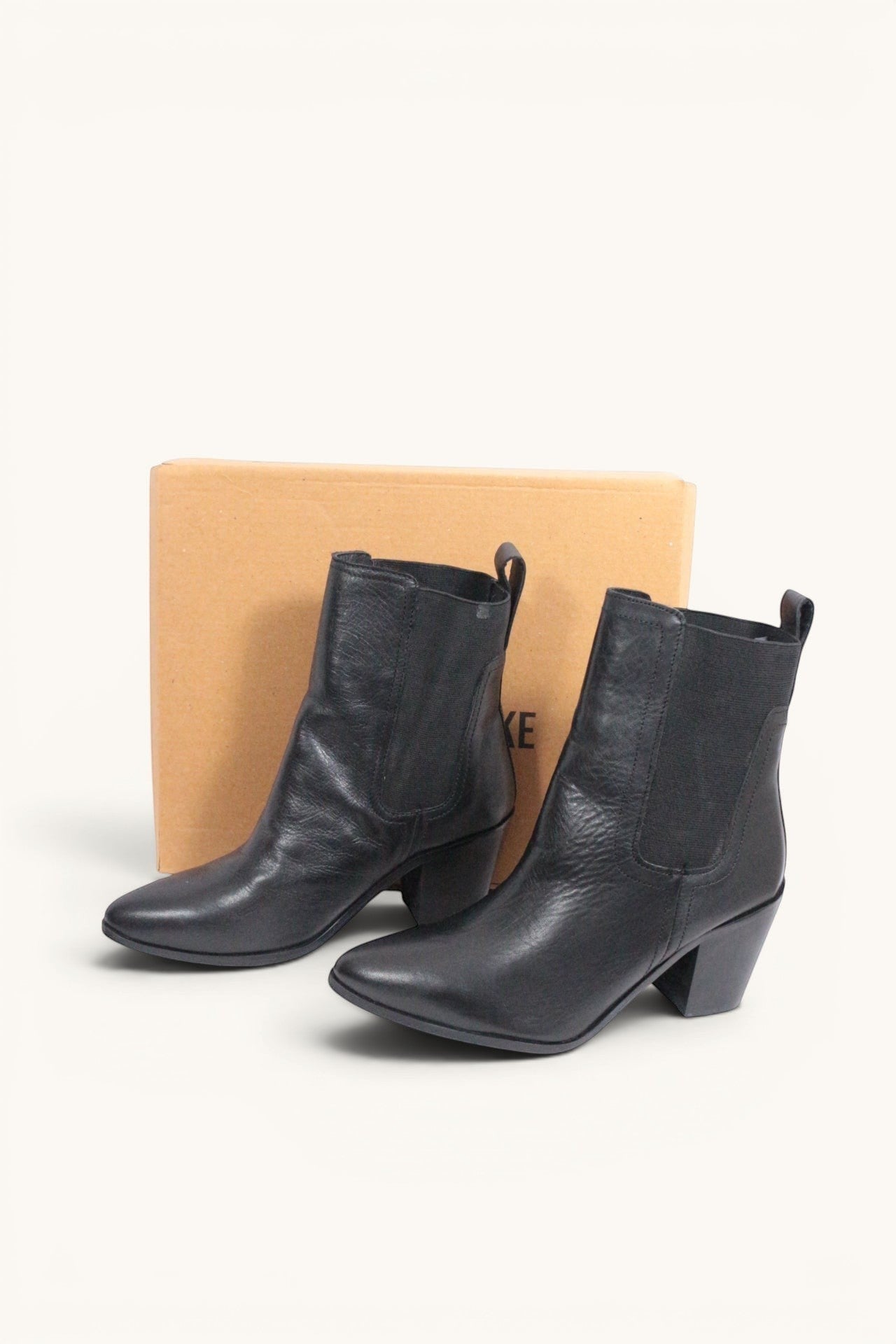 Frippindealz Bottines Chelsea en cuir noir talon bloc 7 cm, bout pointu, empiècements élastiqués, tirant arrière. Neuves.