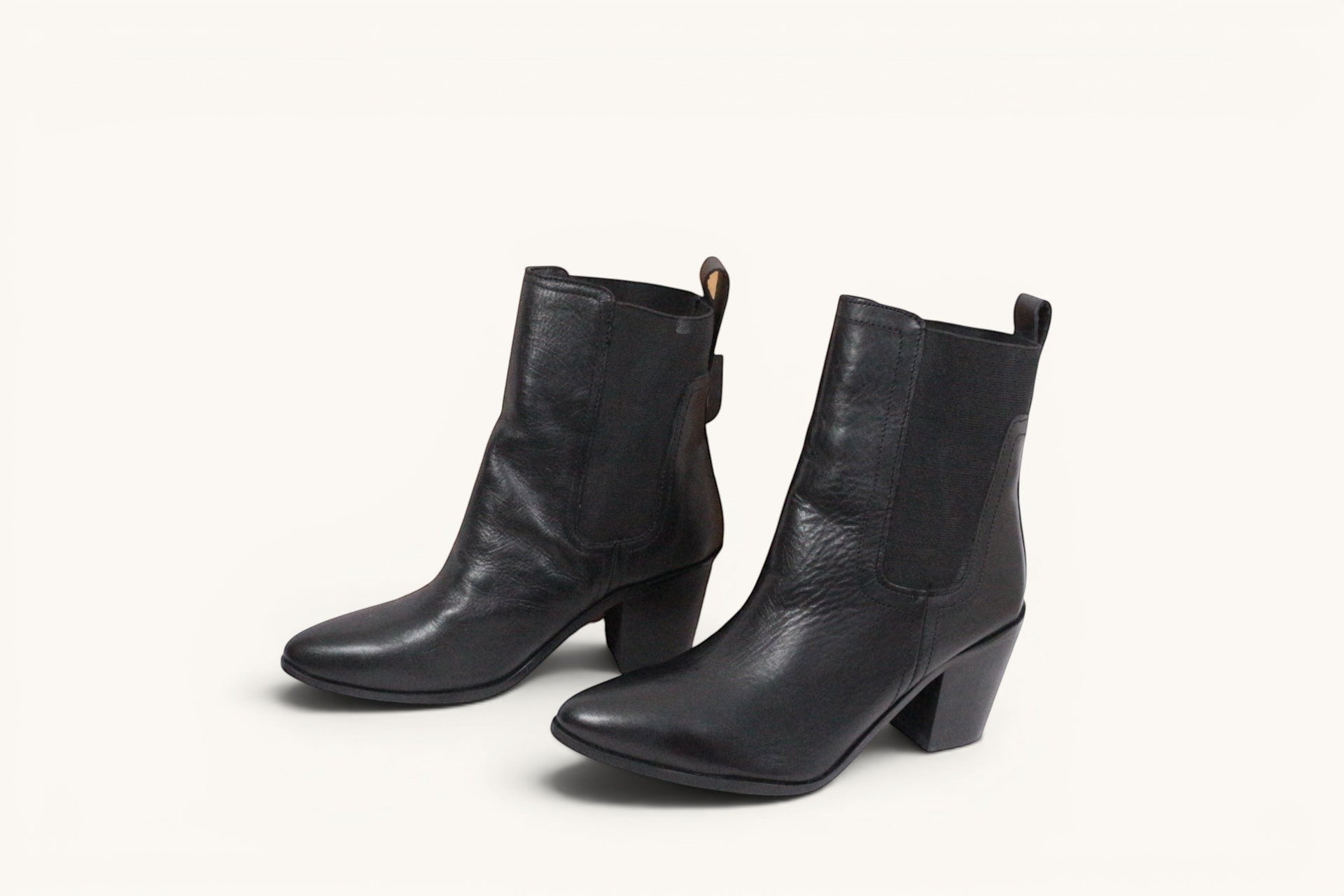 Frippindealz Bottines Chelsea en cuir noir talon bloc 7 cm, bout pointu, empiècements élastiqués, tirant arrière.