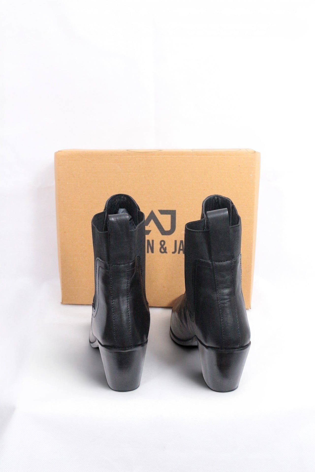 Frippindealz Bottines Chelsea en cuir noir, talon bloc de 7 cm, empiècements élastiqués, tirant arrière. Neuves.