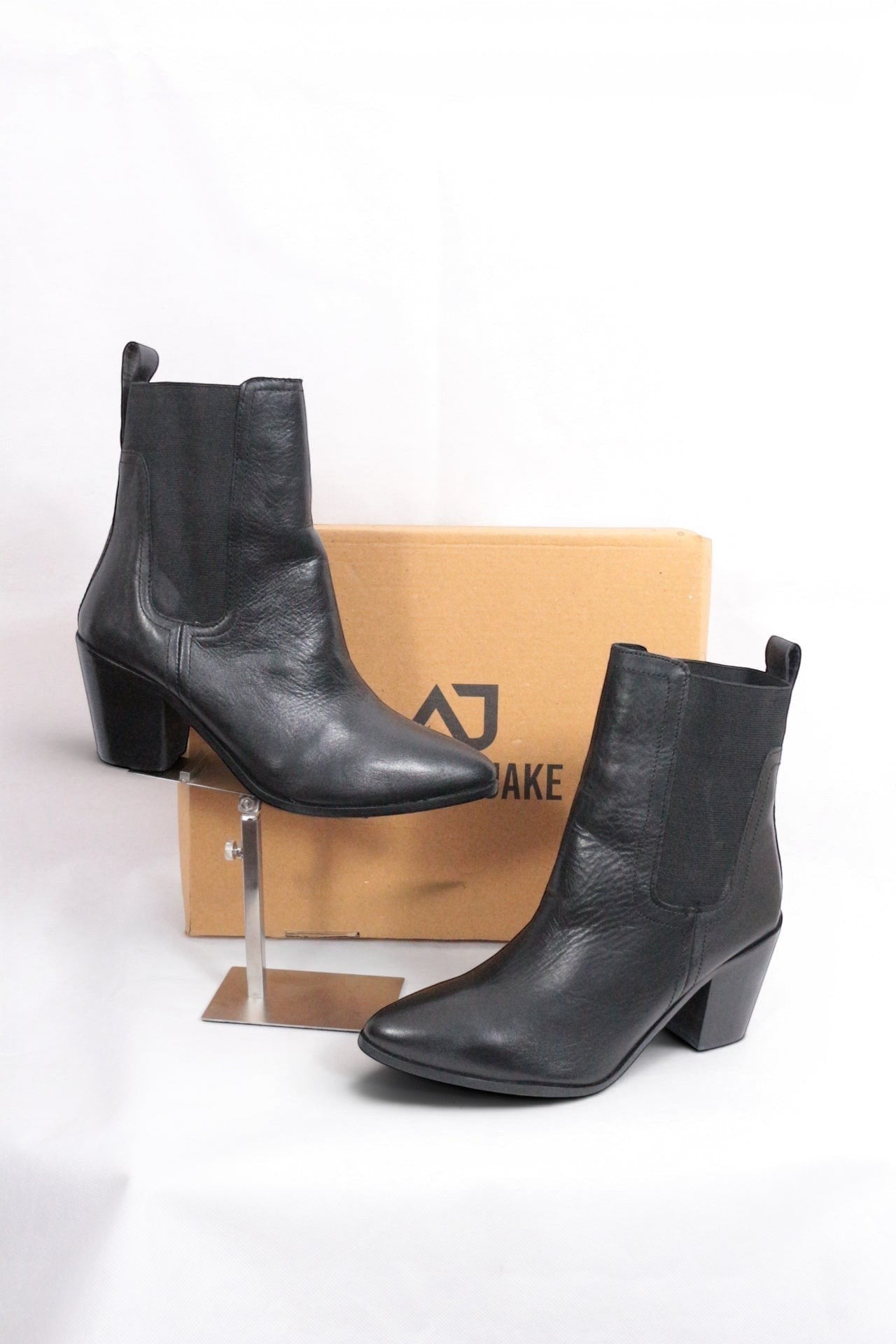 Frippindealz Bottines Chelsea en cuir noir talon bloc 7 cm, bout pointu, empiècements élastiqués, tirant arrière. Neuves.