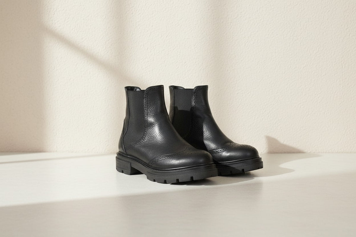 Bottines Chelsea Frippindealz en cuir noir avec détails richelieu et semelle crantée épaisse
