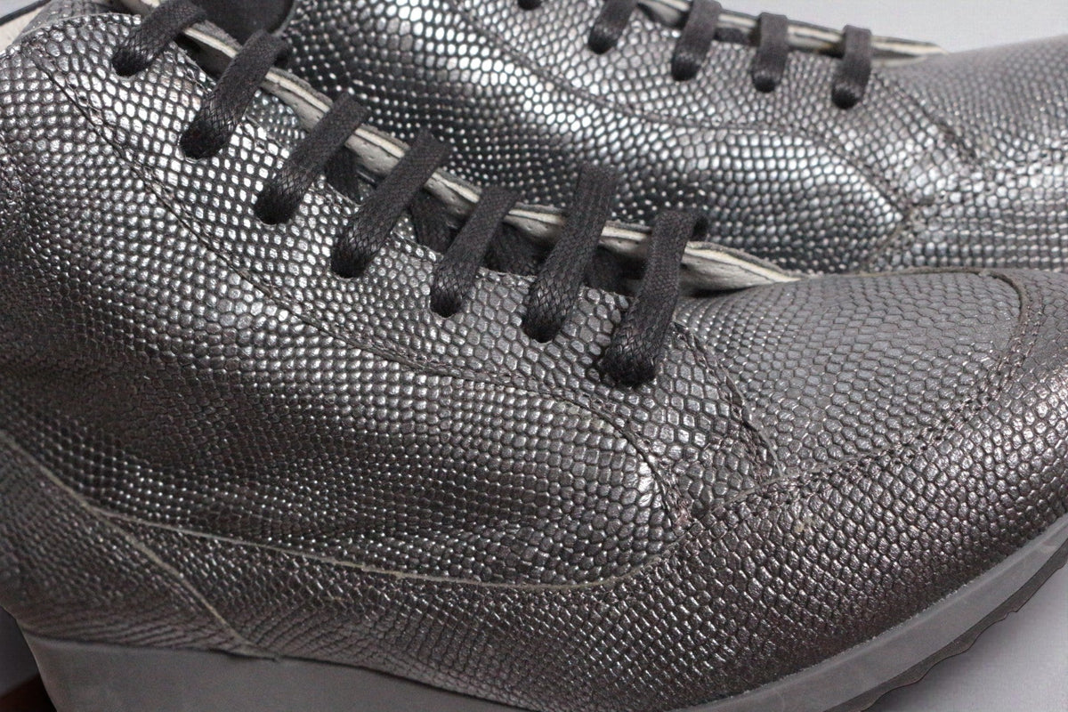 Bottines à lacets Frippindealz en cuir gris texturé effet serpent avec lacets noirs pour un look moderne et élégant