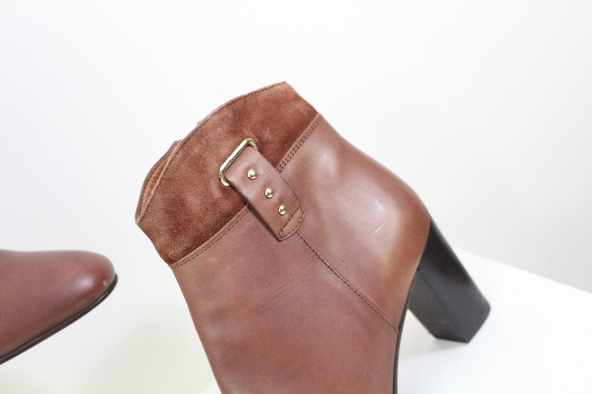 Bottines Frippindealz en cuir marron et suède avec détails en laiton et talon bloc, vue latérale